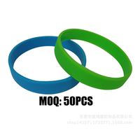 Bracelet en or blanc protégé contre les UV avec bracelet en silicone à changement de couleur émeraude