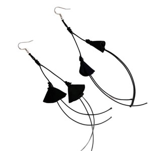 Boucles d'oreilles pendantes en tissu noir avec pompon, en résine acrylique et lucite, pour femme, style bohème, usage quotidien, nouvelle collection 2026 - Product Image 3