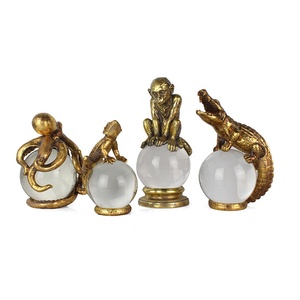 Hars Gold <span class=keywords><strong>Animal</strong></span> Sculptuur Krokodil Octopus Hagedis Aap Standbeeld Met Crystal Ball Home Decor - Product Image 1