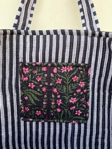 กระเป๋าผ้าฝ้ายพิมพ์ลายบล็อกสีดำ สไตล์โบฮีเมียนสำหรับฤดูร้อน เหมาะสำหรับผู้หญิง ใช้สำหรับเดินทาง ไปเที่ยวชายหาด ช้อปปิ้ง ของขวัญ และสะพายไหล่ - Product Image 5