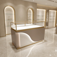 Comptoir de magasin de détail en or de luxe Présentoir design Meubles de bijouterie en verre Vitrines de bijouterie Lumières LED