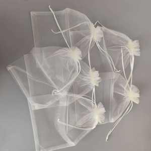 Sacs en organza blancs personnalisés avec cordon de serrage - Pochettes cadeaux transparentes avec fermeture à cordon pour bijoux et cadeaux de mariage - Product Image 3