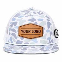 Casquette à visière plate à 6 panneaux avec imprimé abstrait, dos en maille blanche, garniture en corde, patchs logo personnalisés multi-positions et fermeture snapback