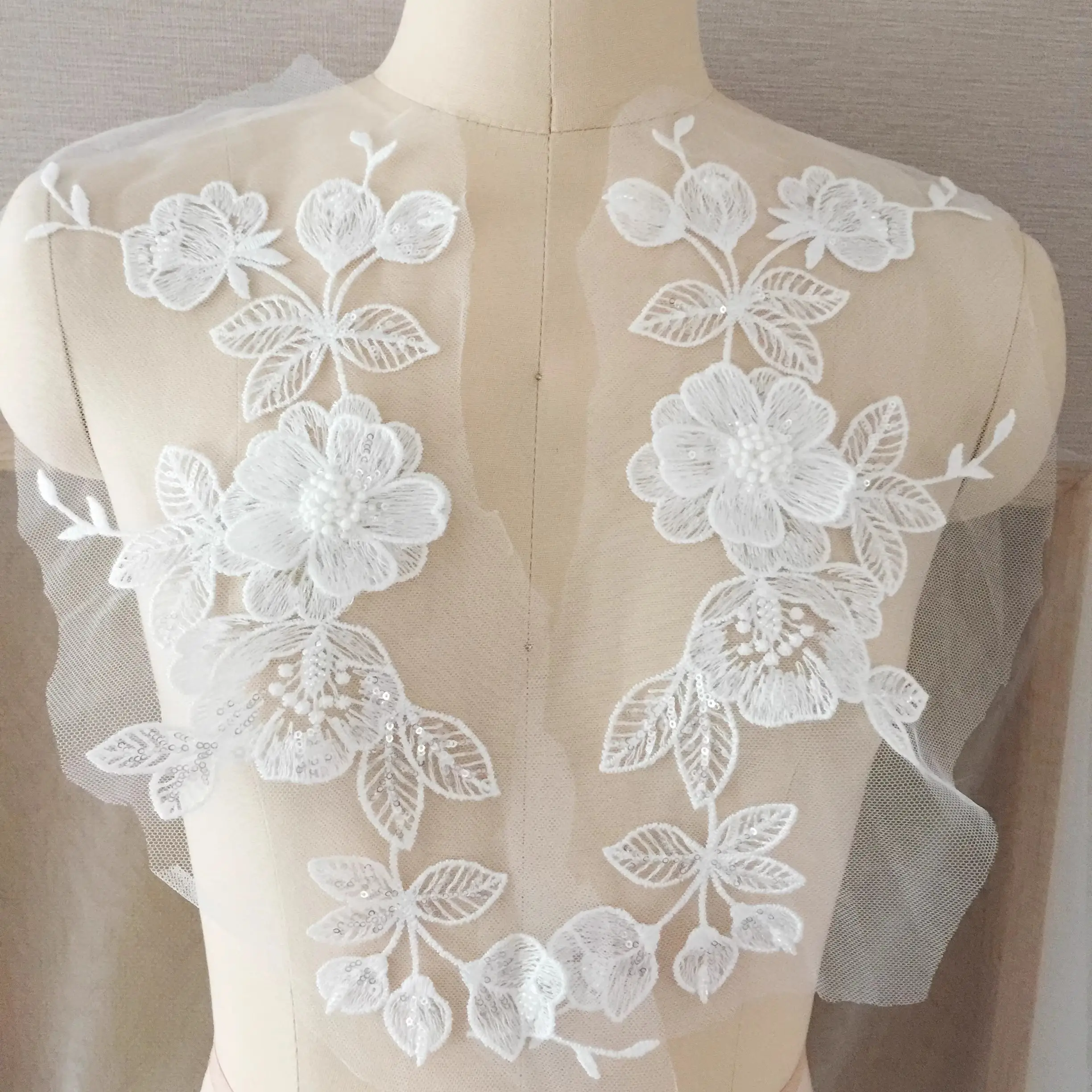 Une paire de haut de gamme à la main en trois dimensions perles paillettes dentelle fleurs robe de mariée voile patch bricolage accessoires