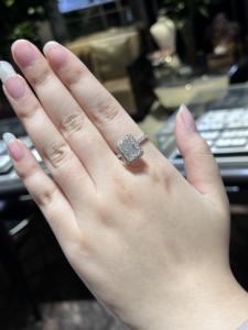 Bague de fiançailles en or jaune classique pop, diamant de laboratoire certifié IGI, taille radiante, semi-montée, pour femme, fabriquée à la main - Product Image 3