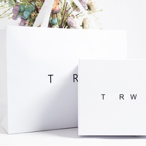 Enfocarse en la Calidad. Réplica del Diseño del Bolso de Mano T*R, Bolsa de Papel de Regalo Personalizada Diseño de Bolsas para Tiendas de Ropa e Impresión de Logotipos. - Product Image 2