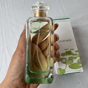 น้ำหอม Jardin Sur Le Nil Eau De Toilette ขนาด 100 มล. กลิ่นสดชื่น ผลไม้เขียว กลิ่นน้ำ หอมสำหรับทั้งชายและหญิง ขายส่ง น้ำหอมแบรนด์แท้สำหรับผู้หญิง - Product Image 5