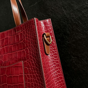 Bolso de Hombro Clásico para Mujer, Color Borgoña, con Estampado de Cocodrilo, Correa Marrón, Bolsillo Frontal, Tipo Shopper - Product Image 3