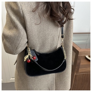 Nouveau Sac à Main <span class=keywords><strong>Femme</strong></span> Tendance avec Chaîne et Pendentif Cerise – Sac Bandoulière Élégant - Product Image 5