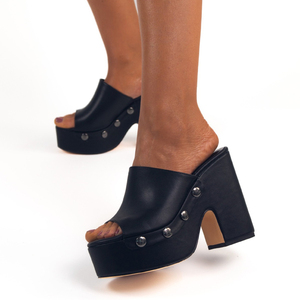 Sandales compensées épaisses pour femmes à bout ouvert, style mules, avec plateforme épaisse et clous métalliques, couleur unie - Product Image 4