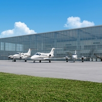 Hangar d'avion en structure d'acier préfabriquée, bâtiment en acier préfabriqué résistant au vent et à la neige pour le stockage de jets et l'entretien des avions