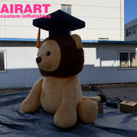 Décoration de cérémonie de remise des diplômes Lion en peluche gonflable marron portant des toques de baccalauréat