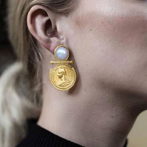 Boucles d'oreilles clous en acier inoxydable 316L plaqué or PVD 18 carats anti-ternissement, motif ange gardien, pour femmes, vente en gros - Product Image 2