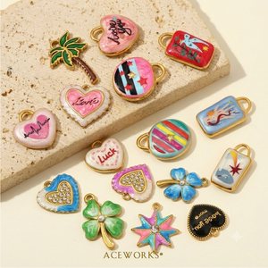 แกลเลอรี Pop Expressions จี้ห้อยสแตนเลสสตีลสำหรับเด็ก ชุบทอง 18K PVD  ลายเคลือบสีรูปหัวใจ ดาว และข้อความ - Product Image 2
