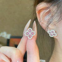 Orecchini a perno a goccia a forma di quadrifoglio con pavé di zaffiri e diamanti creati in laboratorio in oro bianco 18 carati per donna, gioielli raffinati, orecchini a perno in oro