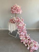 Nieuwe roze bloemenballen bruiloft conferentietafels bloemstukken bruiloftbogen achtergrond schappen decoratieve bloemenrijen