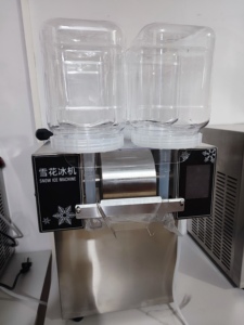Machine à glace pilée commerciale quatre saveurs, haute productivité, état neuf, idéale pour la préparation de glace pilée aux fruits et de glace à l'eau. - Product Image 4