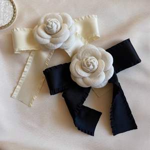 时尚饰品高档手工山茶花胸针蝴蝶结花Cc女礼帽胸针 - Product Image 4