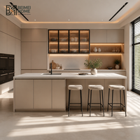 Meubles de cuisine modernes BEIMEI en cachemire crème, vitrine en verre éclairée, îlot en pierre technique, menuiserie sur mesure pour villa