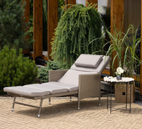 Chaise longue d'extérieur réglable en osier avec coussin d'accoudoirs