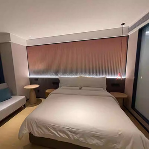 Juego de Muebles de Dormitorio Modernos para Hotel de 3 Estrellas, Cama Queen/King de Madera con Cabecera Tapizada, Mesa de Noche, Sofá, Mueble para TV y Armario - Product Image 1