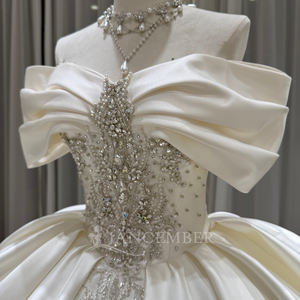 Robe de mariée moderne OY037 en satin à épaules dénudées avec appliques florales en dentelle, traîne chapelle longue pour femme - Product Image 6