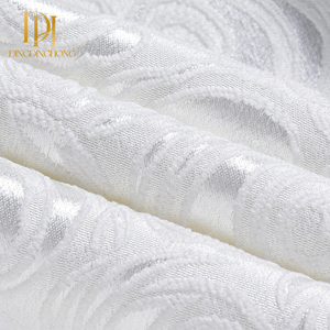 Lo sposo maschio vestito con un abito da sposa bianco presenta un fronte piatto monopetto con motivi floreali - Product Image 5