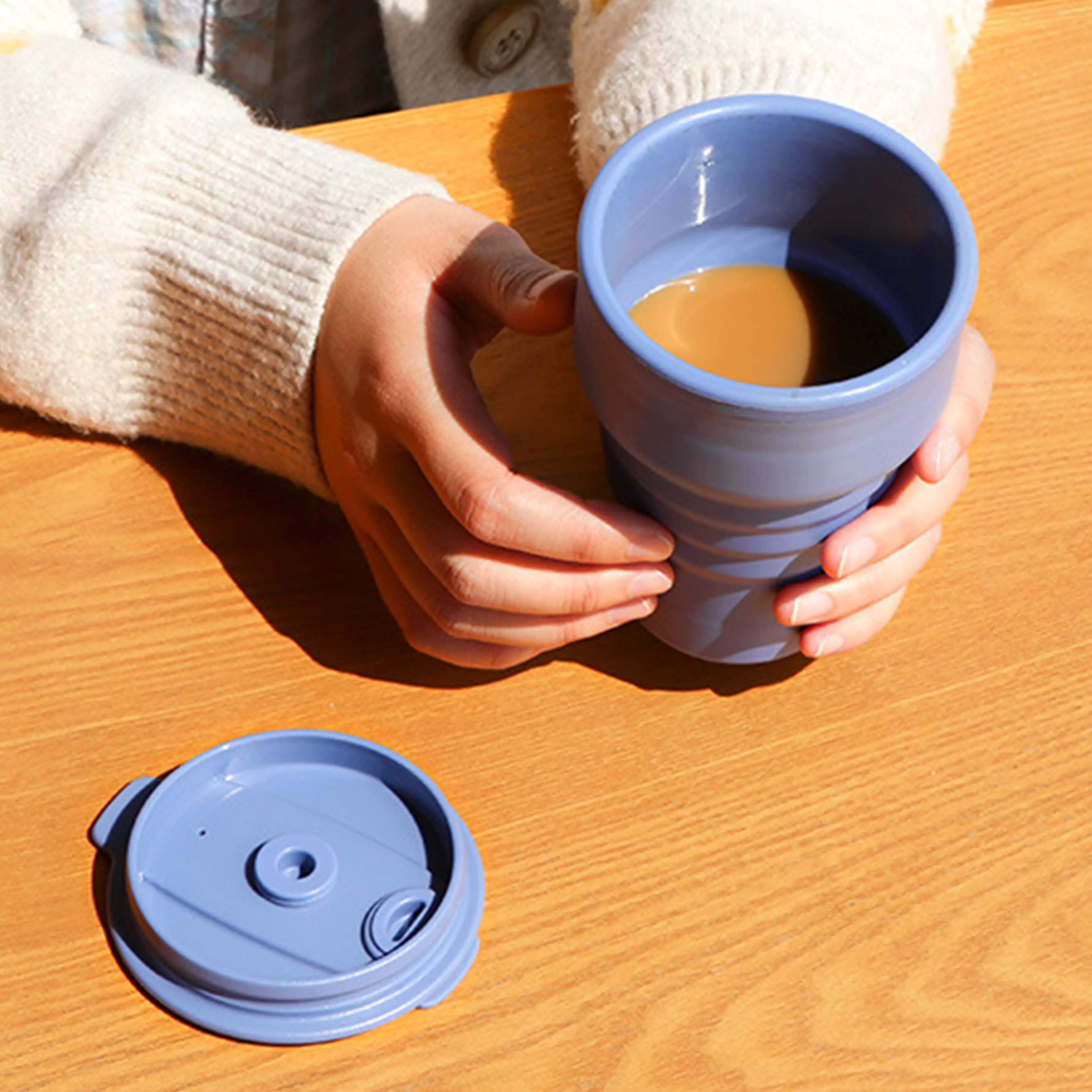 Murah bebas Bpa lipat silikon mug kopi ramah lingkungan cangkir perjalanan dapat digunakan kembali dengan tutup 16 oz disesuaikan