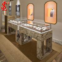 Ensemble de comptoirs de présentation de bijoux blancs de luxe, aménagement de boutique, vitrine couleur or champagne, mobilier de magasin de bijoux avec éclairage LED