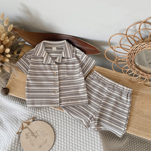 Abbigliamento per Bambini Stile Coreano, Nuovo Modello Estate 2026, Set Camicia e Pantaloncini in Poliestere a Righe Sottili per Bambini - Product Image 2