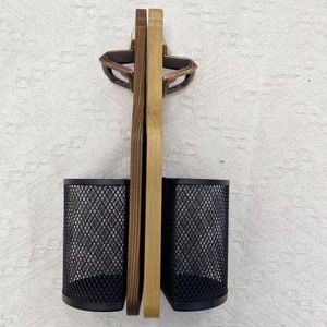 Abridor de Botellas de Madera para Montar en la Pared con Cesta para Tapas, Redondo, de Latón y Madera de Pino con Barniz Transparente y Pátina de Cedro - Product Image 3