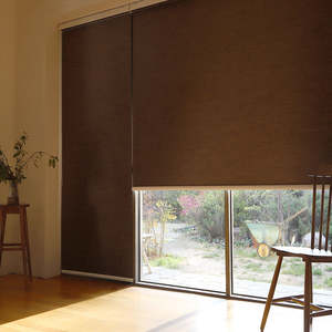 Persiana enrollable CHANGANE Viana, fabricada en Corea, con control remoto, opaca, premium, inteligente, inalámbrica, motorizada, personalizada y a medida. - Product Image 1