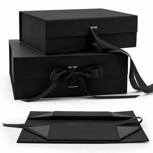 Boîte cadeau pliante avec logo personnalisé, en papier artistique, ruban noir, fermeture magnétique rigide et doublure intérieure. - Product Image 1