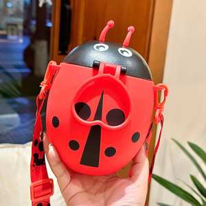 Bottiglia d'acqua in plastica da 500 ml con cannuccia e laccetto, a forma di insetto, divertente e creativa, per la scuola. - Product Image 5