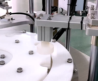 Machine d'emballage et de capsulage automatique à haute précision à tête unique
