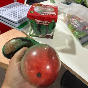 Jouet à presser en forme de pastèque rempli de billes, adorable balle sensorielle anti-stress en forme de fruit avec boîte cadeau pour enfants et adultes - Product Image 3