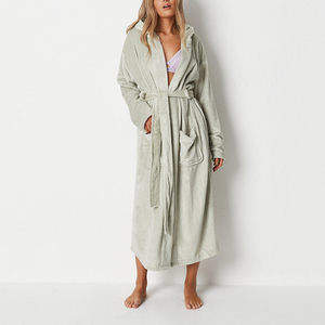 Vestido largo esponjoso con capucha a rayas para mujer, bata gruesa de lana para dormir para invierno - Product Image 1