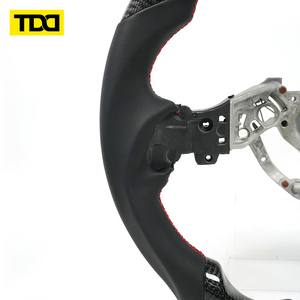 พวงมาลัยคาร์บอนไฟเบอร์แท้ TDD สำหรับ Nissan 400Z สีแดง พร้อมลายกลางสีแดงและตะเข็บสีแดง - Product Image 3