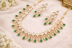 Ensemble de bijoux de mariée indiens traditionnels en cuivre pour femmes - Collier ras du cou ethnique plaqué or et boucles d'oreilles assorties pour les mariages - Product Image 5