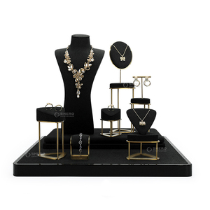 Boucles d'oreilles, bagues, colliers, accessoires, bijoux, présentoir noir pour magasin haut de gamme. - Product Image 4