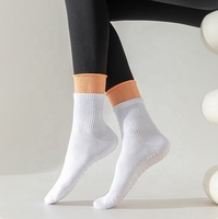 2025 nouveau Style Logo personnalisé femmes équipage Yoga chaussettes coton couleur unie à volants dentelle Long Tube anti-dérapant caractéristique lettre corps manchette