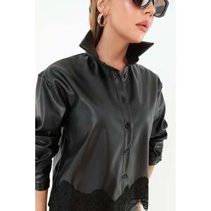 Chemise en cuir pour femme, style romantique moderne, noire, boutonnée, avec ourlet en dentelle, design asymétrique, pour tous les jours - Product Image 1