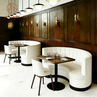 Mobilier de restaurant en bois pour café et bar : banquette, table et chaises, canapé, banc de banquette