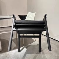 Fauteuil de salle à manger design minimaliste italien avec dossier en bois massif et revêtement en cuir pour les petits espaces, meubles pour la maison