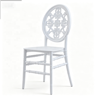Chaise d'événement en résine dorée avec dossier ajouré à motifs médaillon et pieds à tiges, en plastique moulé imperméable, mobilier de fête