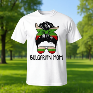 T-shirt avec drapeau et lunettes de soleil pour maman bulgare à chignon désordonné - Product Image 3