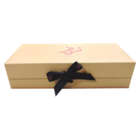 Boîte magnétique rigide personnalisée or champagne avec logo arabe, ruban noir et imprimé géométrique pour dattes, chocolats, Ramadan, Eid et friandises