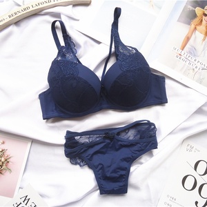 Reggiseno di pizzo europeo taglie forti da ragazza con cinturino incrociato DE Cup Fat MM Sexy raccolto per regolare la biancheria intima di pizzo. - Product Image 1