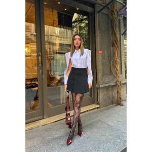 Chemise en popeline blanche pour femme, coupe classique, détail manches découpées, chemisier boutonné pour le bureau - Product Image 2