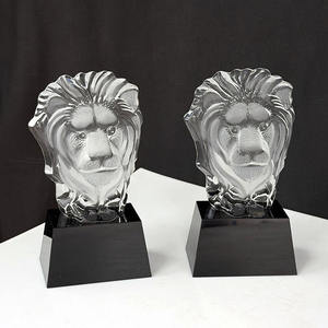 Trophée en cristal sur mesure avec base noire, motif <span class=keywords><strong>lion</strong></span> et iceberg - Product Image 1